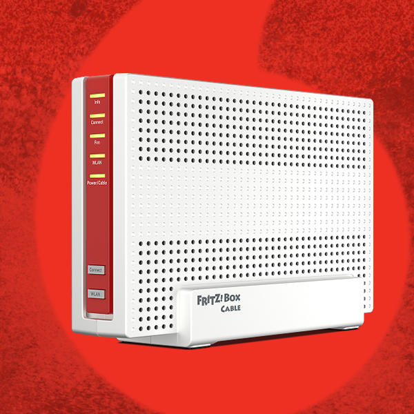 Weißer FRITZ!Box Cable Router mit rotem Seitenpanel vor rotem Hintergrund