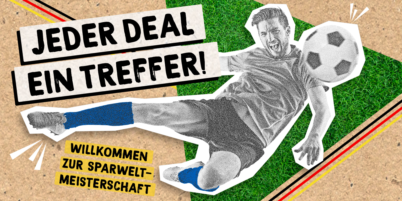 Fußballspieler in blau-weißer Sportkleidung liegt auf grünem Rasen und schießt einen Fußball, daneben Text 'JEDER DEAL EIN TREFFER!' und 'WILLKOMMEN ZUR SPARWELT-MEISTERSCHAFT'