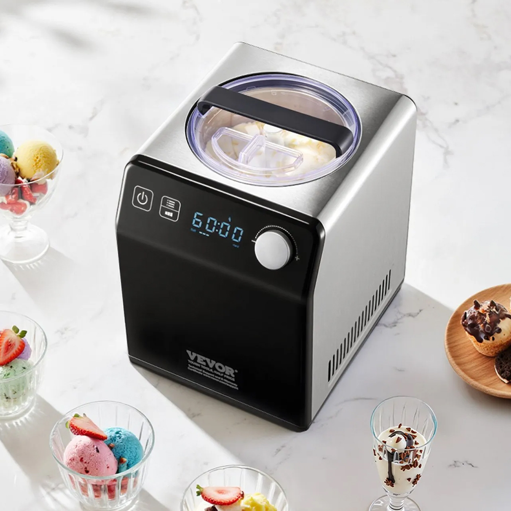 Eismaschine mit digitaler Anzeige und Drehknopf auf weißem Untergrund, umgeben von Gläsern mit Eis und Dessert